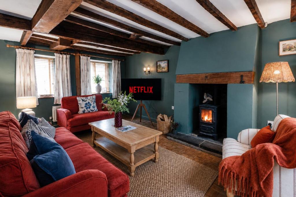 Bloxham House | Cosy Cotswolds Cottage with Log Burner, Private Garden, Free Parking, WIFI, near Soho Farmhouse perfect for Families and Business Stays