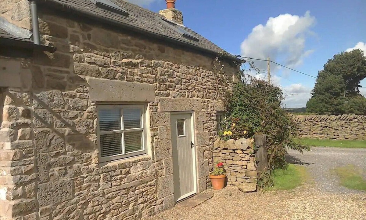 Allensford Cottage | Cosy Cottage Retreat. Log Burner. Courtyard & Starry Skies