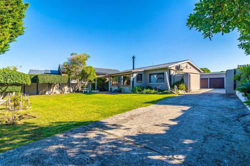 Pearly Beach House | Cosy Pearly Spacious Getaway with Jacuzzi, Braai