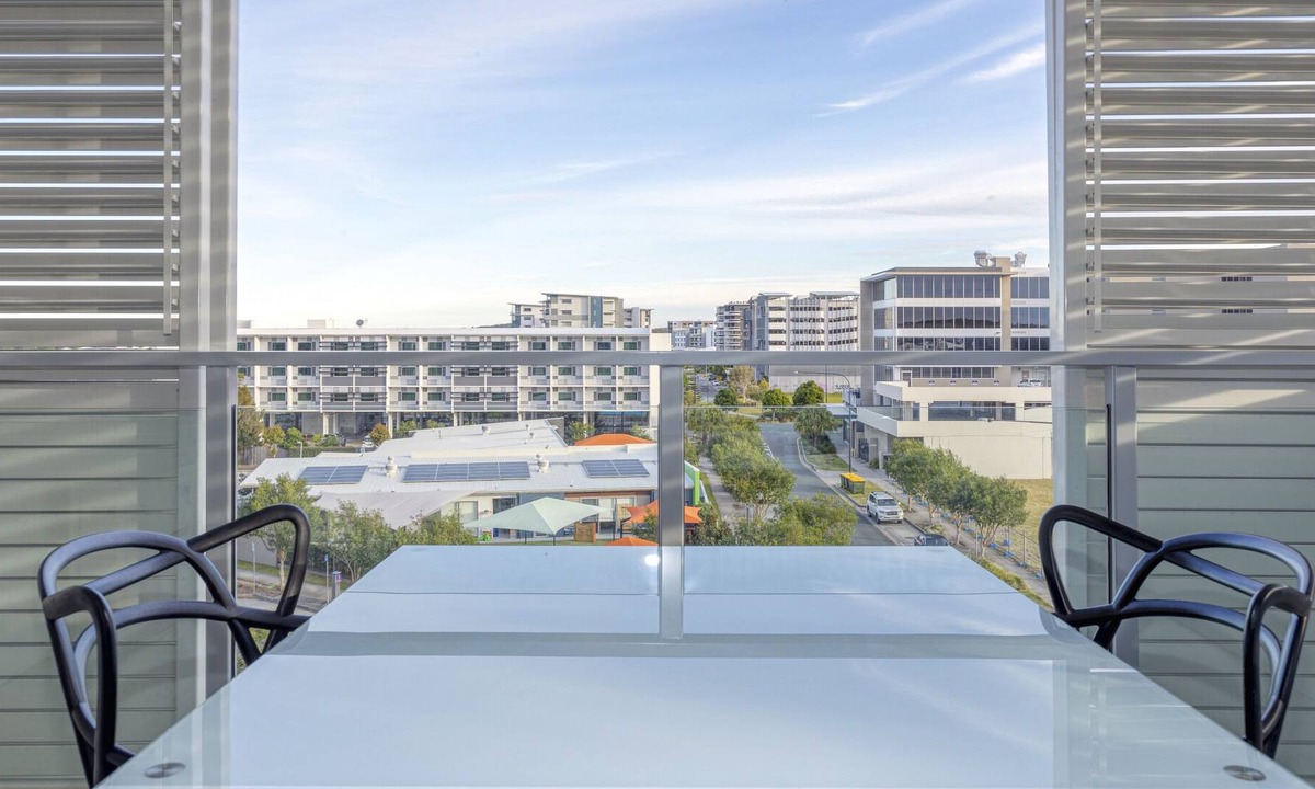 Birtinya Apartment | Cosy Studio Apartment with Balcony Seating
