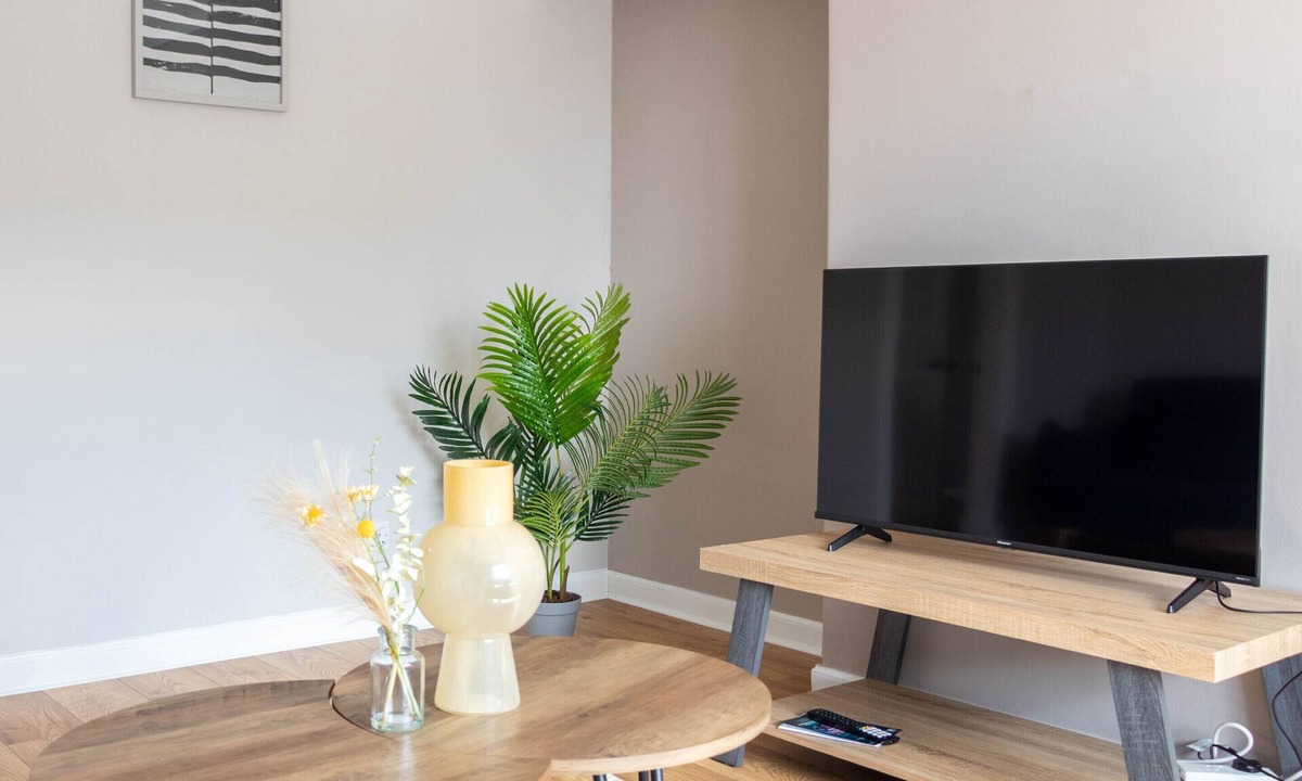 Livingston House | Cosy Up Dated House in Livingston