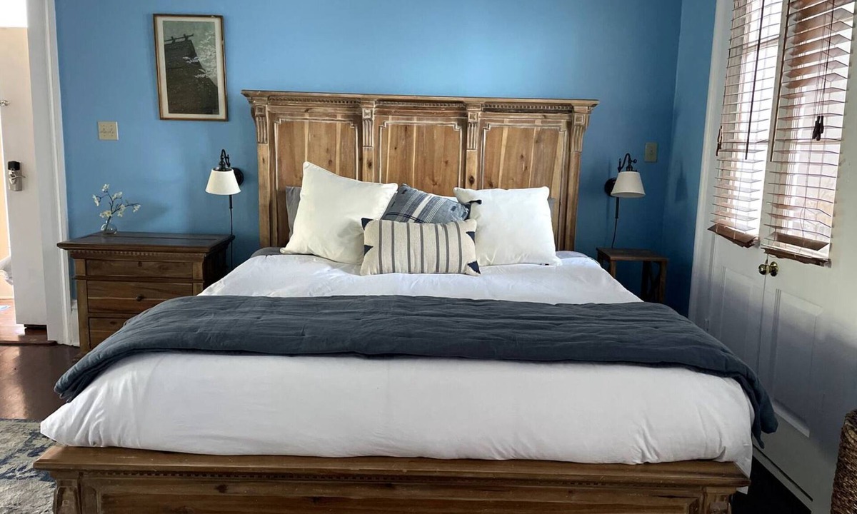 Arts/Warehouse District Apartment | Courtyard Balcony Condo/Walk to Convention