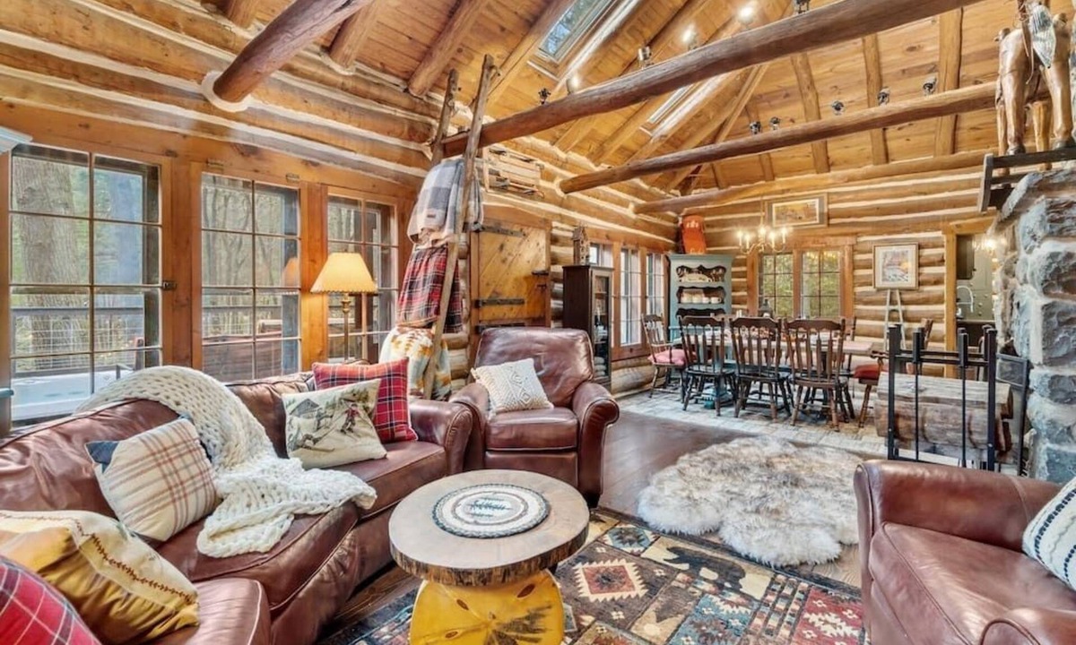 East Stroudsburg Cabin | Coziest Creek Cabin- Idyllic, Authentic, Poconos