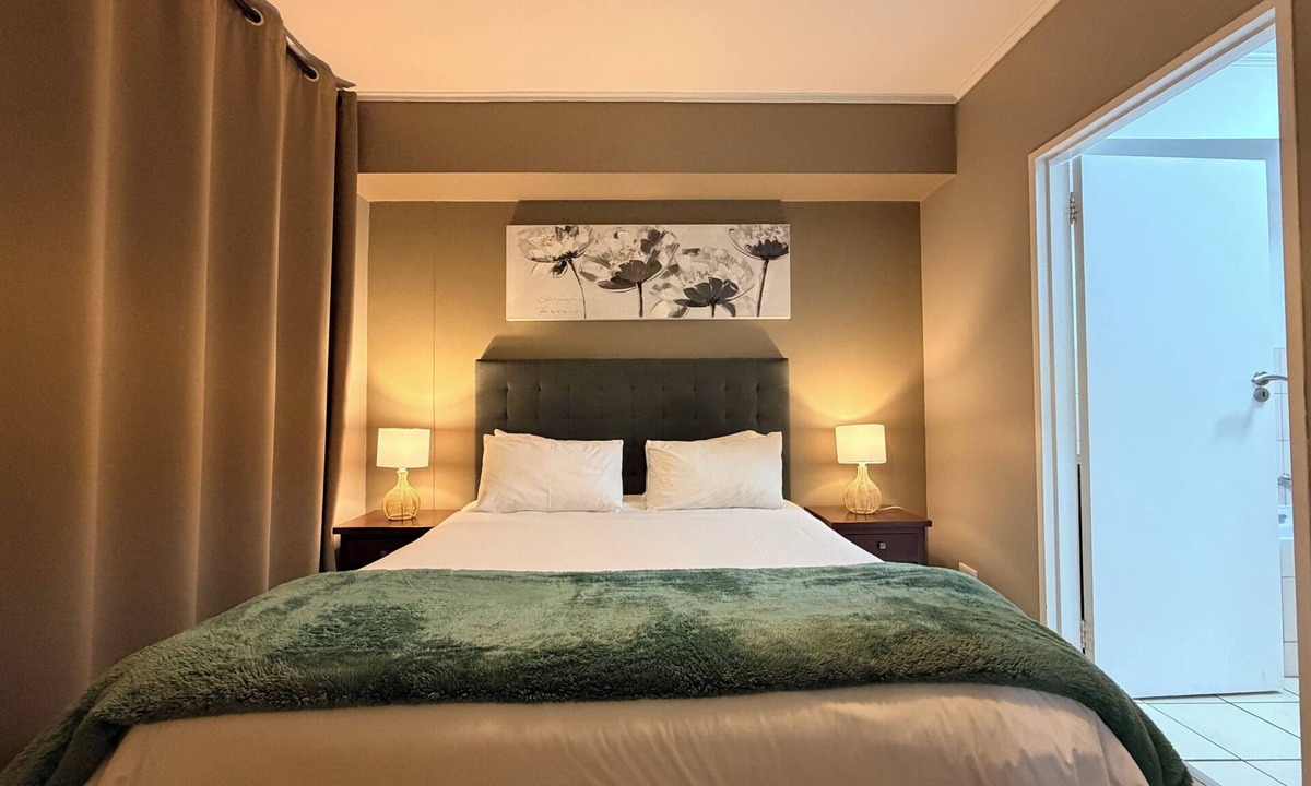 Century City Apartment | Cozy 1-bedroom apartment with AC in The Island Club