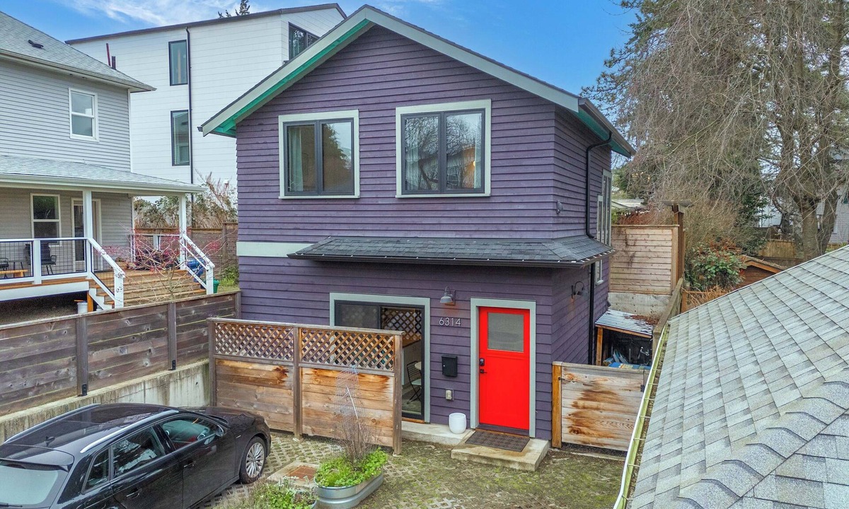 West Woodland House | Cozy 2 Bedroom Home in Ballard Seattle