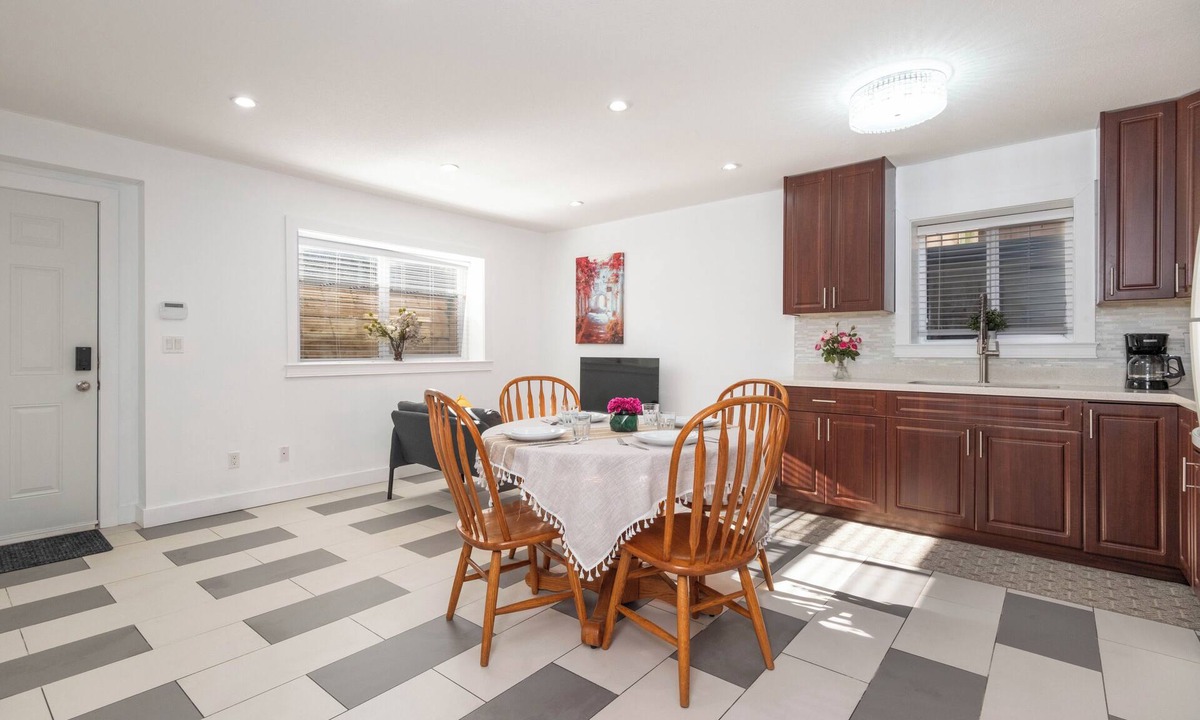 Central Lonsdale House | Cozy 2B Suite in Great Location Near Trails & Shop