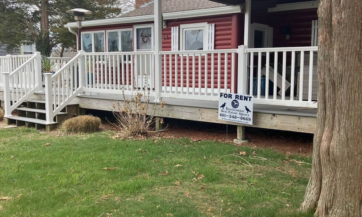 Misquamicut Cottage | Cozy adorable log-cabin cottage at the beach