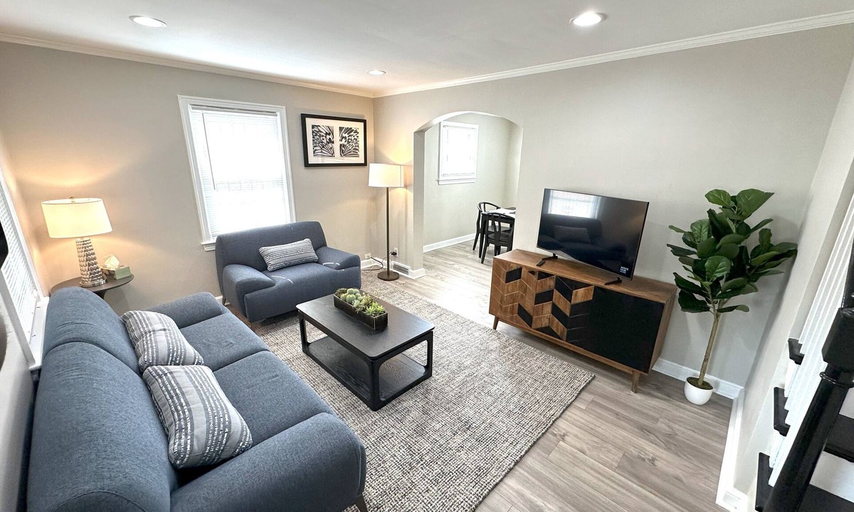 Fairlawn House | Cozy and furnished 3B2B turnkey rental - Business, Family, and Pet Friendly