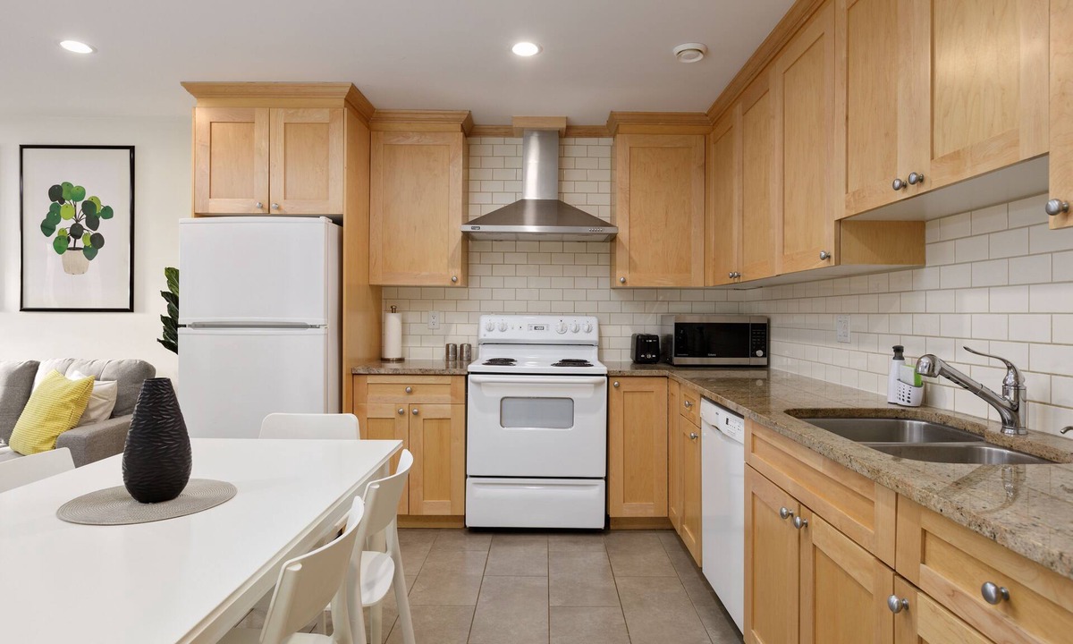 Vancouver Apartment | Cozy 2BR BSMT Suite Near Grouse Mt. and Edgemont.
