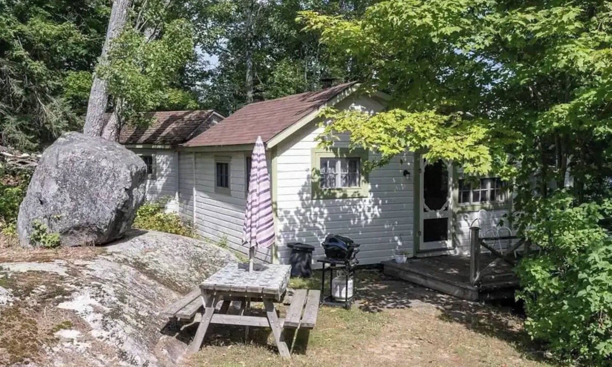 Cecebe Cottage | Cozy cottage on Lake Cecebe. Tranquility above Muskoka at Rockwynn Cottages