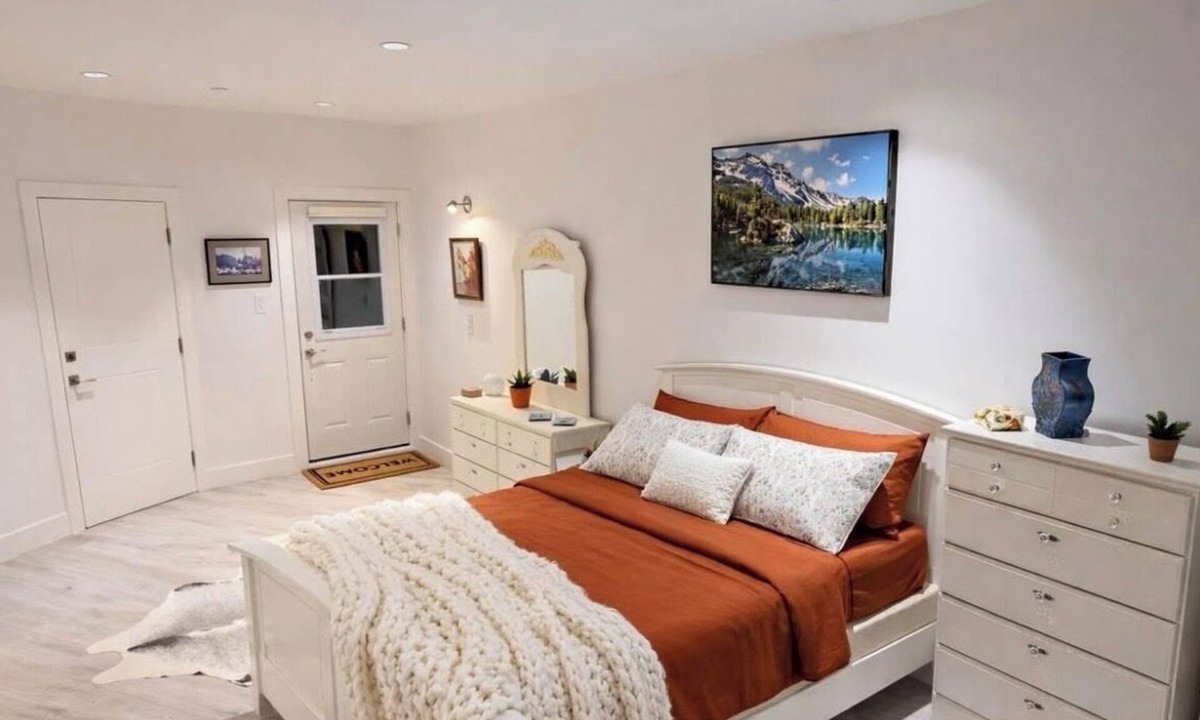 District of North Vancouver House | Cozy Deep cove Retreat near Quarry Rock North Vancouver BC