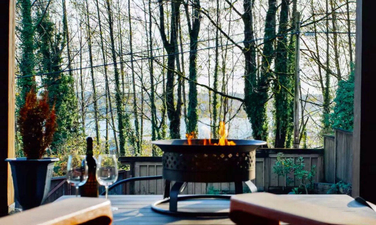 North Vancouver Condo | Cozy King Suite | Fire Pit | Near Lonsdale Quay - Pet Friendly