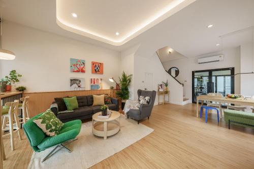 Phra Khanong Nuea House | Cozy Spacious 4BR Villa, 12pax, 200m BTS PhraKhanong, 10min ThongLo, Fast 500mbps Wifi