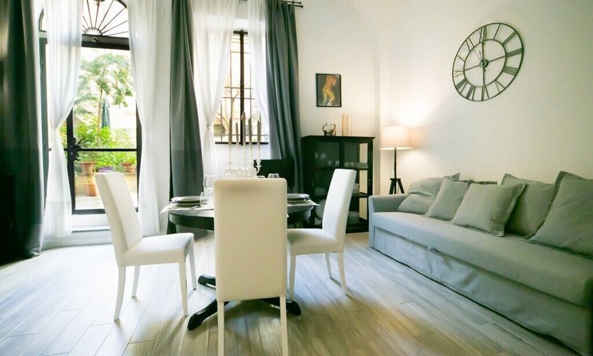 Santa Croce Apartment | Cynthia's garden- Apartment with private garden