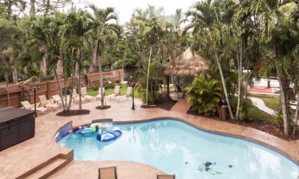 Fort Lauderdale Villa | DESIGNER OASIS RESORT .12 BEDROOMS .7 BATHS .PRIVATE RESORT .SLEEPS 24 GUESTS