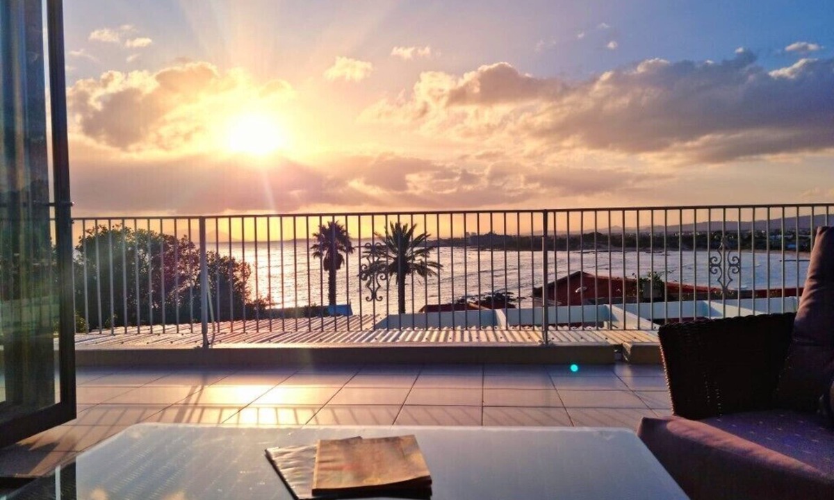 Gordons Bay Central House | 'Die Braaihuis', 3 Bedroom Vacation home with indoor braai overlooking the beach