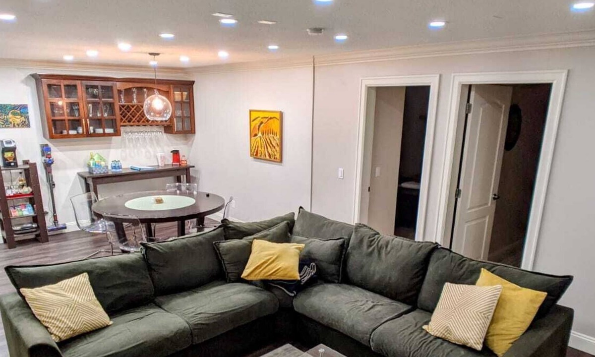 Canyon Heights House | District of NV Getaway near Grouse Mountain/ Edgemont Village in North Vancouver