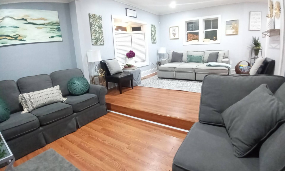 Eckington House | Downtown DC. Heart of Eckington Sleeps 14 4BR 8 Beds + 3.5 Baths 3-Car Parking