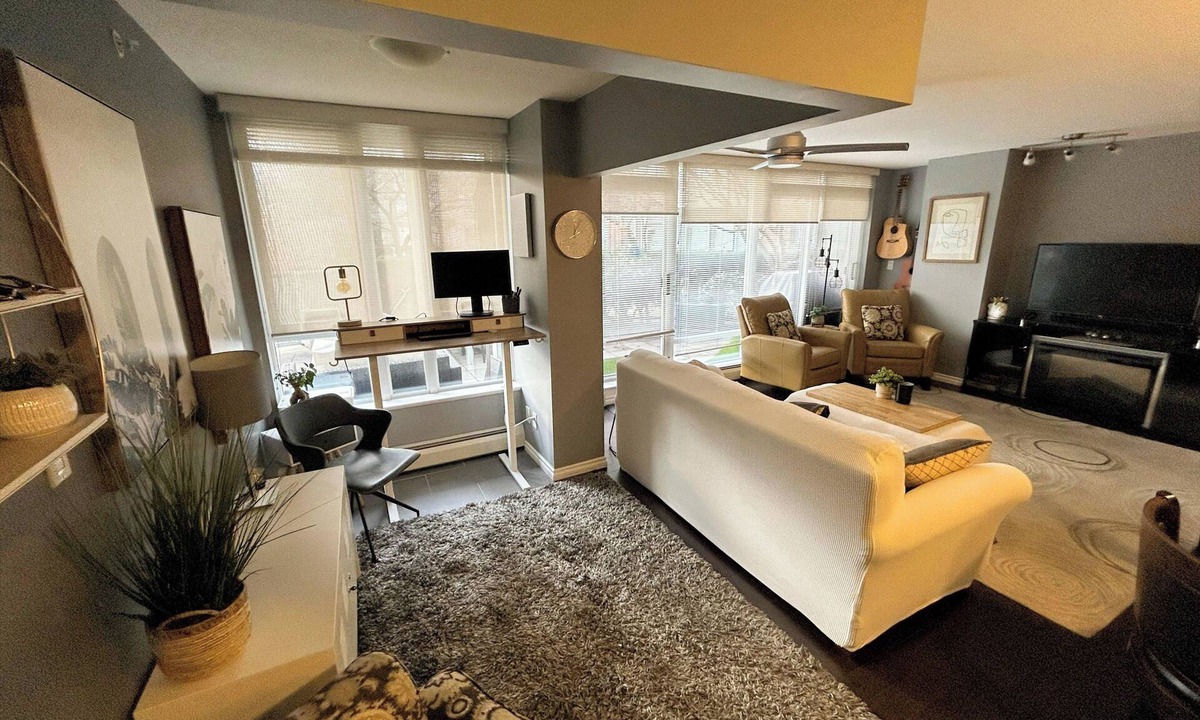 Gastown Apartment | Downtown Oasis for MAJOR INTERNATIONAL SPORTING EVENT | Pool, Hot Tub | Huge Patio | Free Parking | Sleeps 4