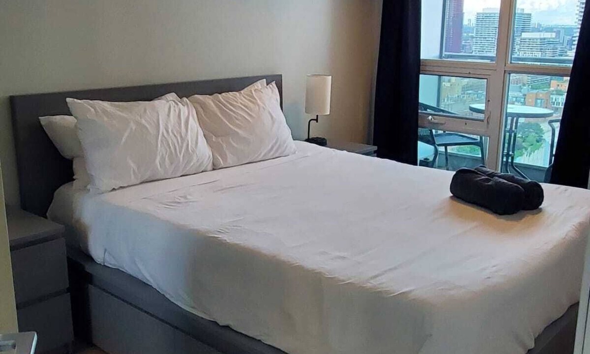 Financial District Apartment | Downtown Toronto 2BR/2BA | Unbeatable Lake & City Views | Free Parking!