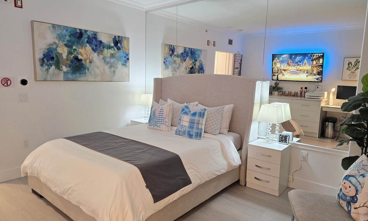 Central Apartment | Downtown Vancouver Bright & Modern Room @ the Executive Hotel Le Soleil Building