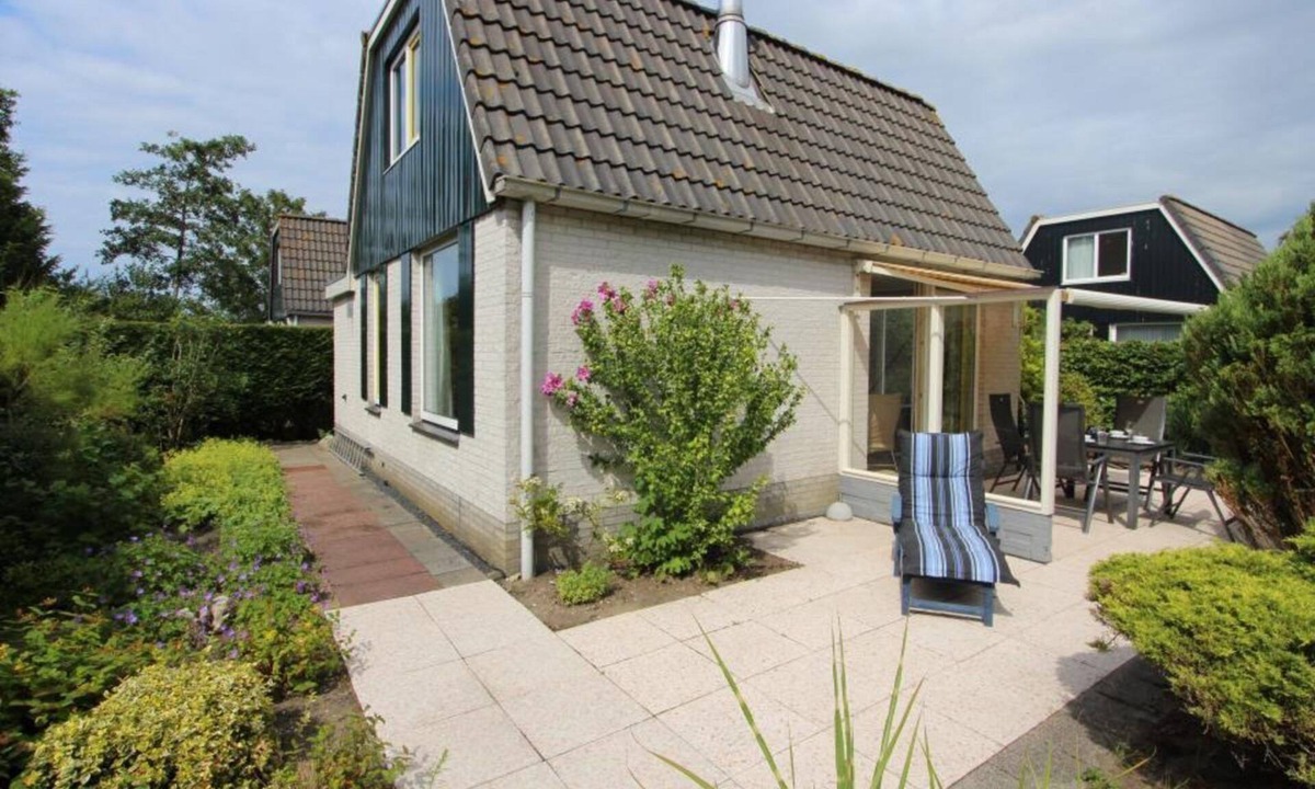 Egmond-Binnen House | Dune Bungalow directly against the dunes for 4 persons