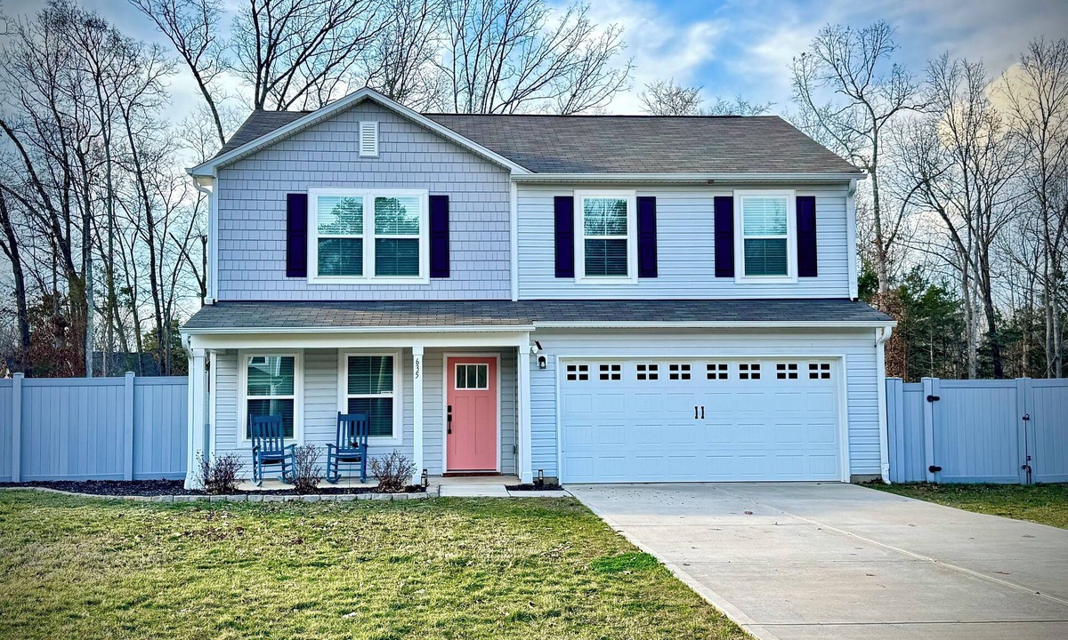 Mocksville House | DuPont Manor House beautiful modern home offers serene comfort & convenience
