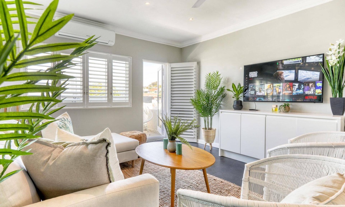 Green Point Apartment | Elegant 2 Bedroom 1 Bath Apartment Near Sea Point Promenade
