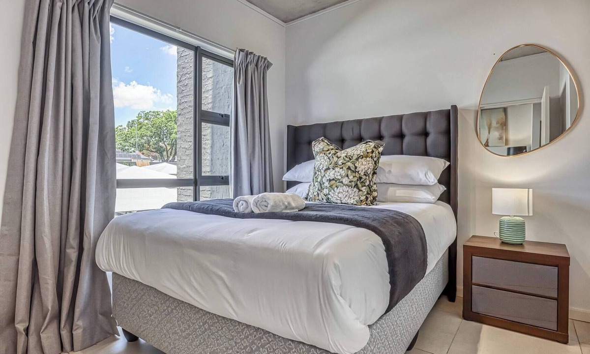 Greater Johannesburg Metropolitan Area Apartment | Elegant 2-Bedroom Apartment in Joburg's Waverley Suburb