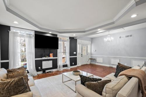 Downtown Baltimore House | Elegant Reservoir Hill home with parking sleeps 8