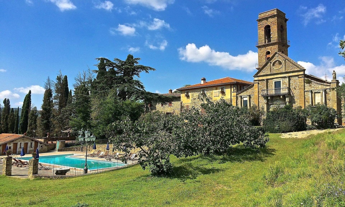 Ciggiano House | Elegant Villa with Valley