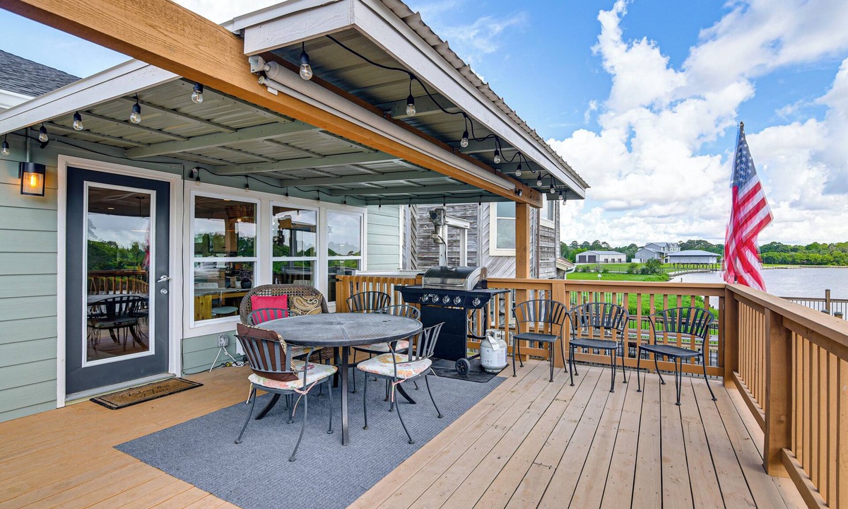 Dickinson Apartment | Elegant Waterfront Retreat w/Dock in Dickinson