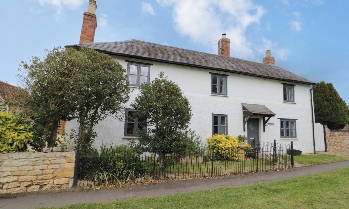 Quedgeley Cottage | ELMHURST COTTAGE, pet friendly, with open fire in Chipping Campden