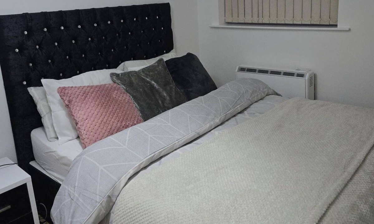 Custom House House | Emerald Apartment Sleeps 4 with Parking