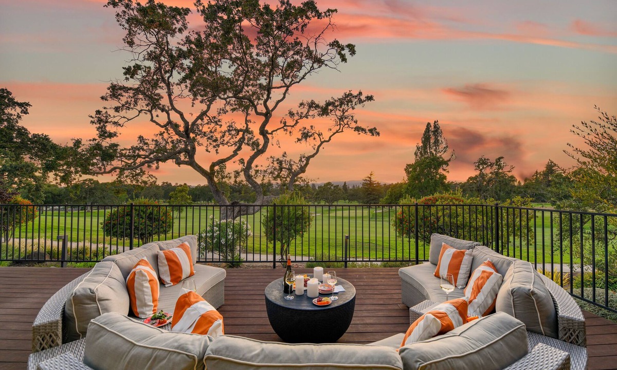 Napa Condo | Enjoy a glass of wine & watch Napas stunning sunsets from sofa on huge deck! 3ba