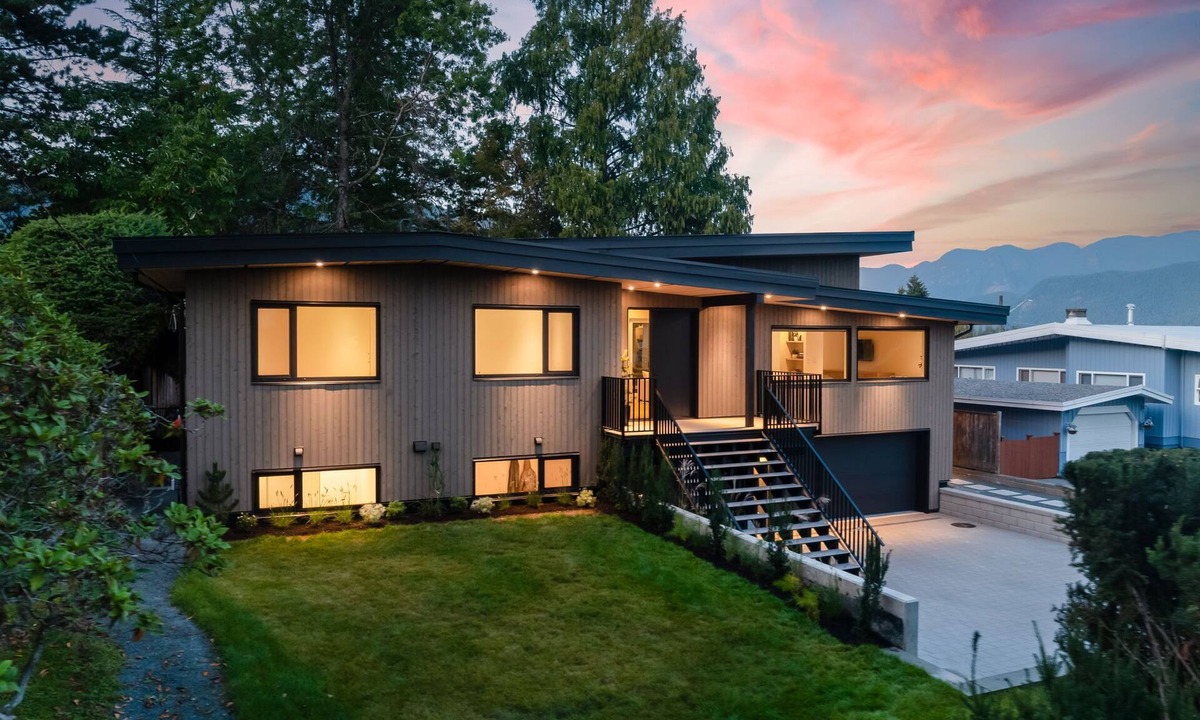 Dollarton House | Enjoy the mountains and the ocean from this clean and cozy Deep Cove Suite