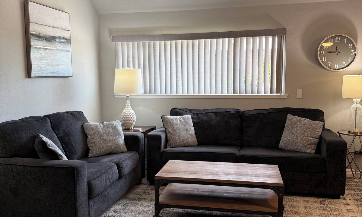 Thousand Oaks House | Entire guest suite in Newbury Park, California Sleeps 6