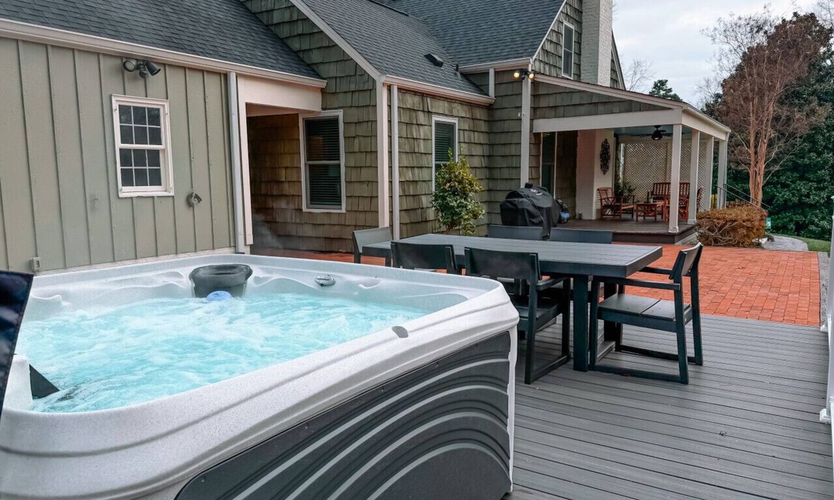 Old Irving Park House | Entire House Sleeps 16 Close to Downtown