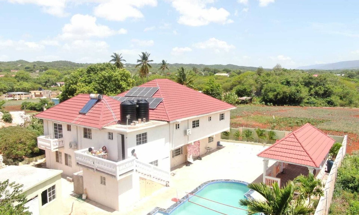 Porus House | Eve's Rockaway Villa is a beautiful home with 360 degrees views of nature that includes the tranquil Rose Hill and the unique Rocky Hill Trails.