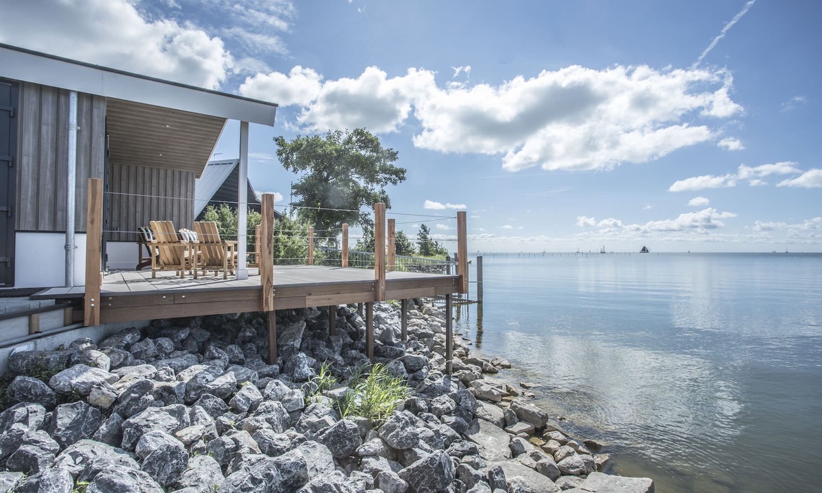 Bovenkarspel Ski Chalet | Exclusive recreation villa with beautiful views over the Markermeer