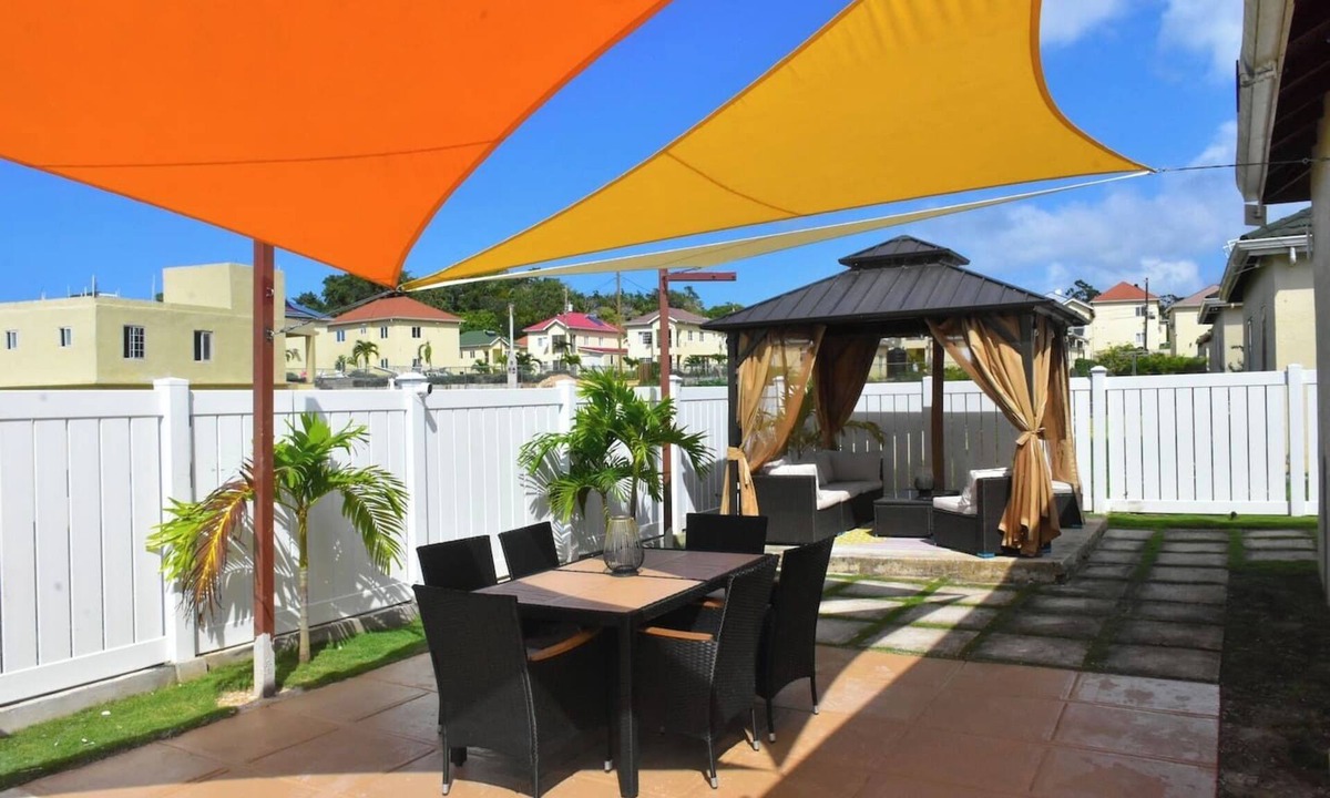Ocho Rios House | Experience Luxury/PS5/Wifi/65`TV/Cozy Bed/5min twn