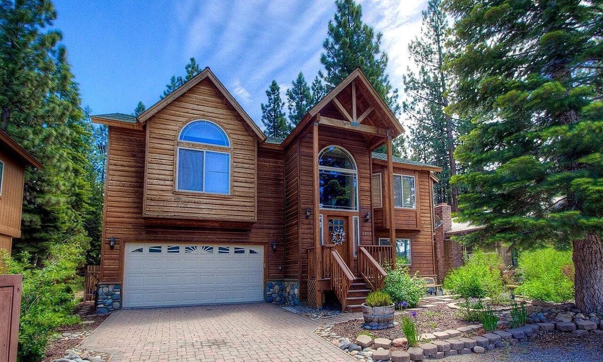 Pioneer Trail Cabin | Exquisite Luxury Family Cabin with Pool Table, Hot Tub, and Wii Games in South Lake Tahoe, California