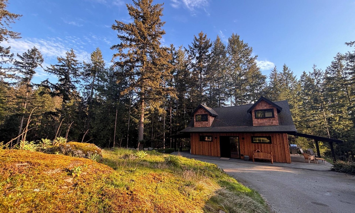 Bowen Island House | Eyrie house on Bowen Island. Oceanview and sunsets .Pet friendly