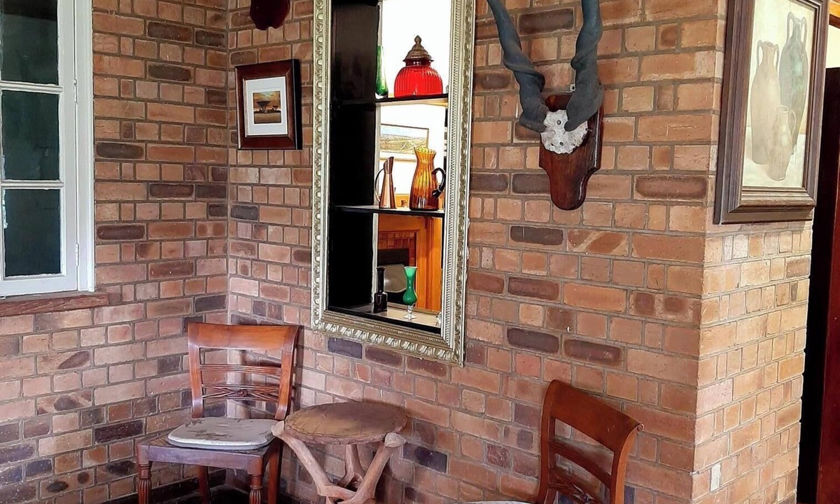 Hekpoort House | Fabulous 4-bedroom farmhouse in Hekpoort with stunning views