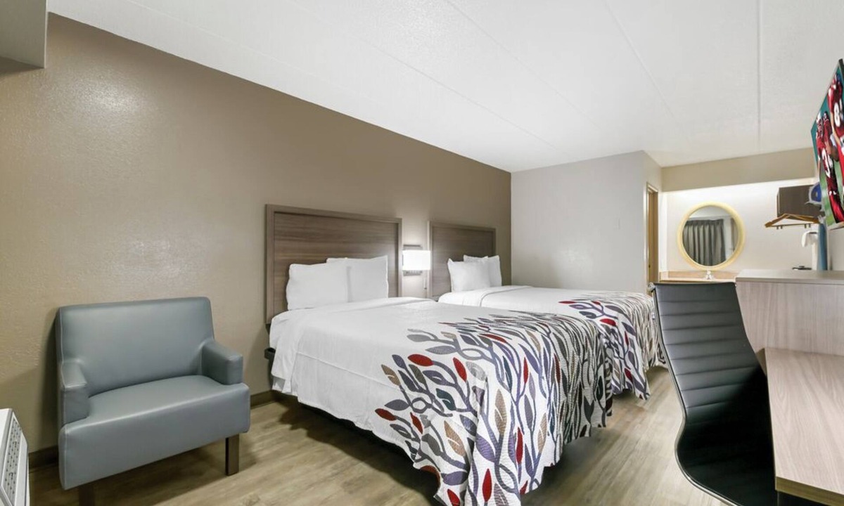 Montpelier Hotel | Family-Friendly Deluxe Room 2 Full Beds Near Laurel Mall and Montpelier Mansion
