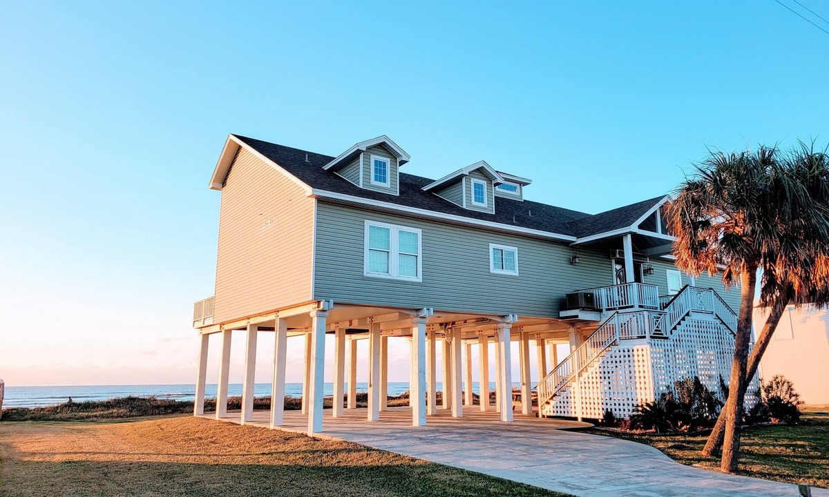 Indian Beach House | FantaSea House, Beachfront 6 BR 6BA Beauty Sleeps 19 in beds.