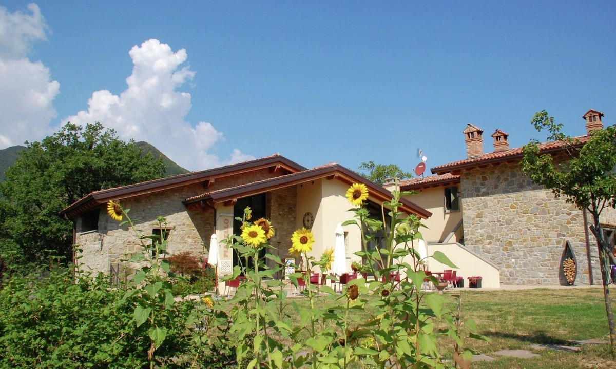 Lizzano in Belvedere House | Farmhouse in Imola with Pool & Waterfalls Nearby