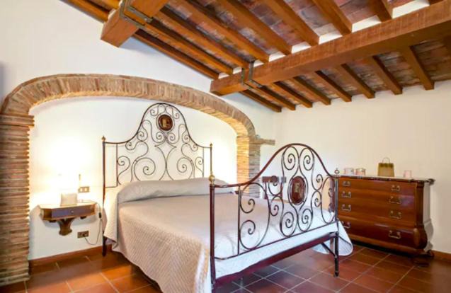 Lorenzana House | Fattoria Uccelliera Wine