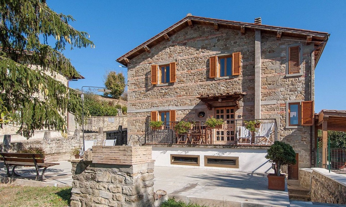 Pratovecchio House | Fichtenhaus mit Schwimmbad zwischen Florenz und by Interhome