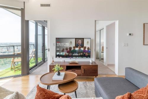 Bay Cloverhill Apartment | Financial District 3BR CN Tower Views